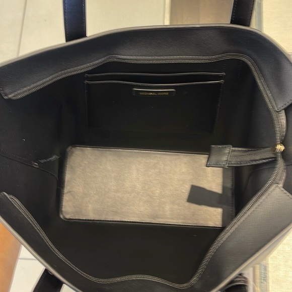 MICHAEL KORS 
Pratt Large Tote Shoulder Bag
COLOR BLACK
NWT - Picture 5 of 16